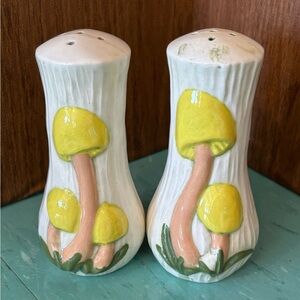Vintage Ceramic yellow Mushroom Salt & Pepper Shakers, 4 1/2” Tall Arnels